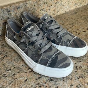 Women’s Camo Shoes. Size 7.